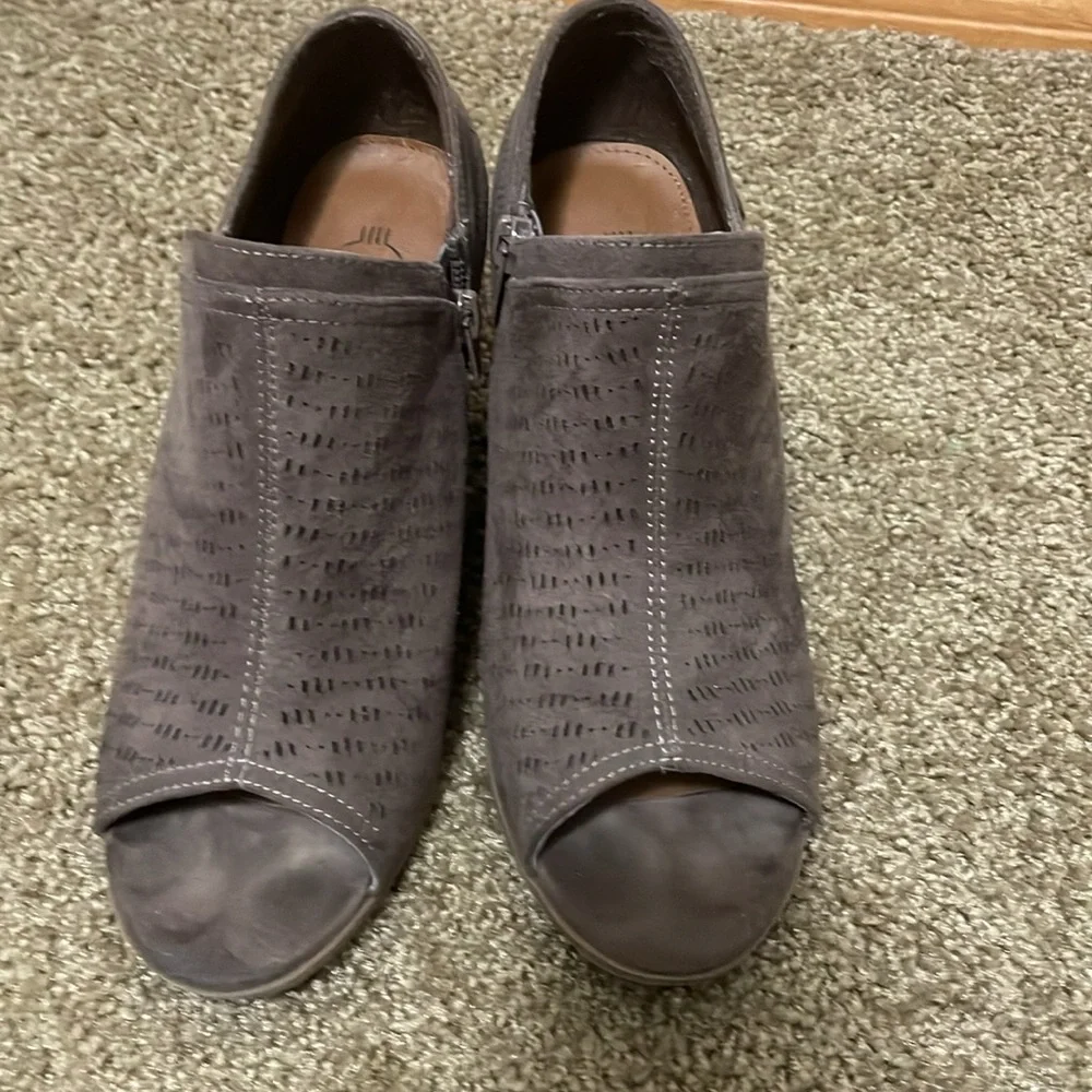 Hocus Pocus Women’s Size 8 Gray Peep Toe Ankle Booties Cutout Block Heel